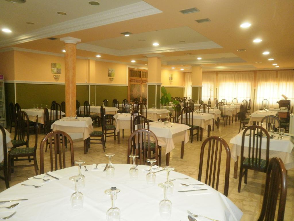 Hostal Restaurante Las Ruedas Los Navalmorales Exterior photo